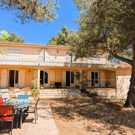 House With A Large 4000 M Private Park Nyaraló La Garde
